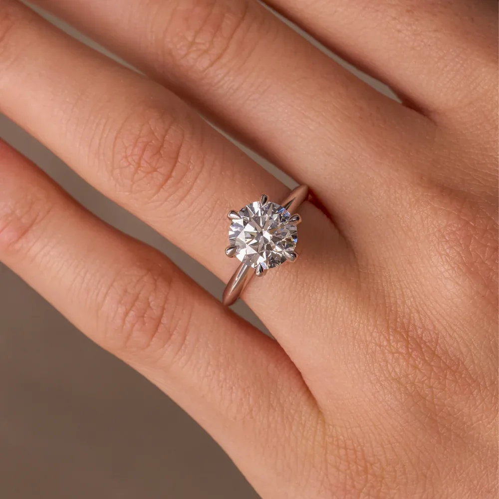 Round solitaire ring modeled on a hand